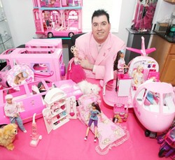 Foto: Mengintip Isi Rumah Barbie Man, Pria yang Koleksi Ribuan Barbie