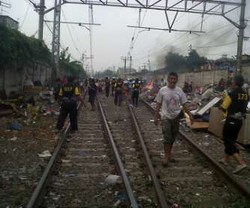 Puluhan Petugas Gusur Gubuk di Pinggir Rel Pasar Gaplok Senen