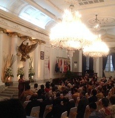 Unggul Berdiplomasi, Bung Hatta Terima Anugerah Dr Ide Anak Gede Agung