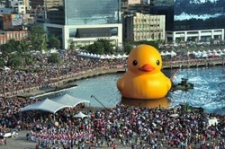 Wow! Balon Bebek Kuning Raksasa Kini Muncul di Seoul