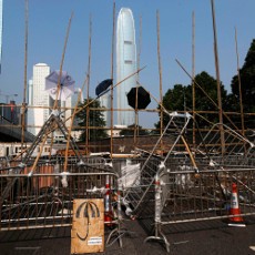 Gunakan Gergaji, Ratusan Polisi Hong Kong Bersihkan Barikade Demonstran