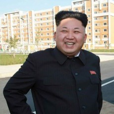 Akhirnya Tampil di Depan Publik, Kim Jong Un Jalan Dibantu Tongkat