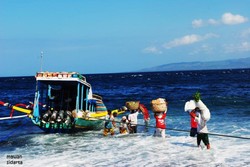 Kesibukan Nelayan dan Indahnya Ombak Pantai Kusamba di Bali