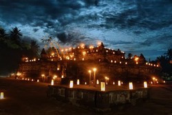 Cantiknya! Candi Penataran Diterangi Puluhan Obor