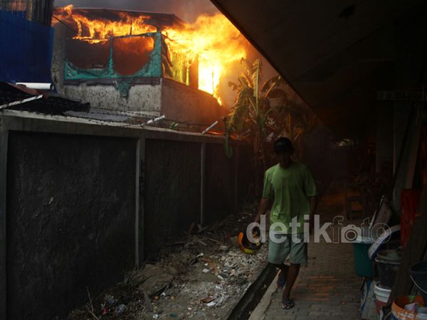 78 Rumah di Kompleks TNI Berlan Hangus Terbakar 78 Rumah di Kompleks TNI Berlan Hangus Terbakar