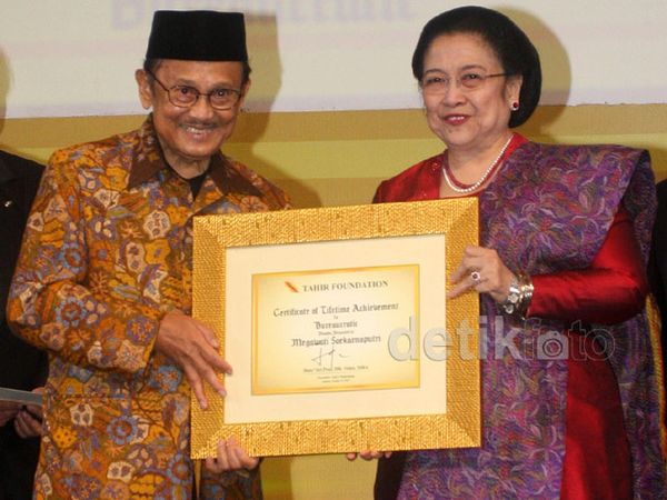 Megawati Terima Penghargaan dari Tahir Foundation