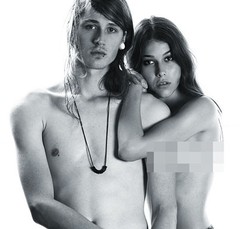 Kekasih Anthony Kiedis RHCP, Pose Topless Untuk Iklan Jeans Ksubi