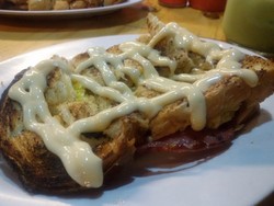 Keibar: Enaknya Ngemil Roti Bakar Ovomaltine dan Be Macho yang Gurih Legit