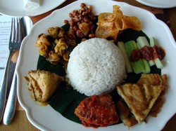 Lamak Nian, Nasi Lemak Komplet untuk Santap Siang
