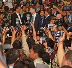 Zuckerberg Pamer Foto Blusukan di Akun Facebooknya