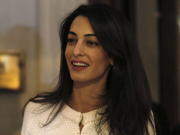 Pesona Amal Alamuddin di Athena