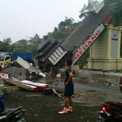 Gapura Selamat Datang Sumedang yang Ambruk Belum Diperbaiki