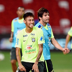 Dunga Keluhkan Pasir di National Stadium, Singapura