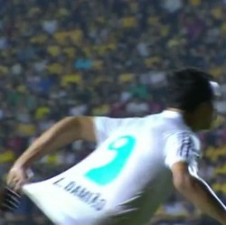 Leandro Damiao Tarik Baju Sendiri, Hendak Tipu Wasit atau Kendurkan Jersey?