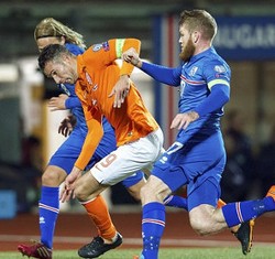 Belanda Masih Loyo, Hiddink Dibela Van Persie