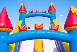 Wahana Belum Siap, Dua Balita Cedera Saat Istana Mainan Terhempas Angin