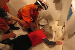 Hendak Ambil Gigi Palsu yang Jatuh, Tangan Nenek Ini Nyangkut di Lubang WC