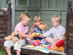 Psikolog: Jangan Larang Anak Laki-laki Main Boneka, Ini Alasannya