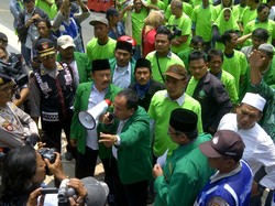 Puluhan Orang Berseragam PPP Demo Muktamar Kubu Romi Cs