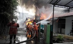 Beberapa Rumah di Utan Kayu Terbakar, Pemilik Histeris dan Pingsan