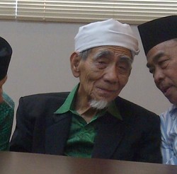 Mbah Moen: Muktamar Romi Cs dan SDA Cs Tidak Sah!