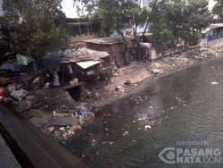 Kebiasaan Buruk Masyarakat Buang Sampah di Sungai Bikin Cemar Ciliwung