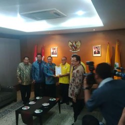 Pimpinan MPR Sampaikan Undangan Pelantikan Presiden untuk Ical
