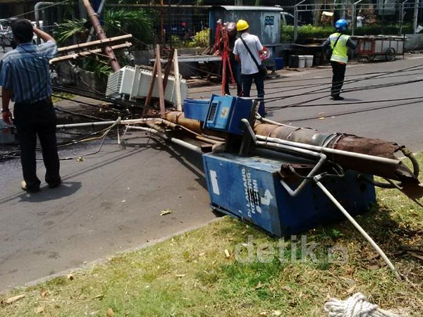 Keropos, Dua Tiang Listrik Roboh