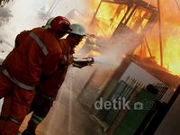 Api Lalap Rumah Warga di Utan Kayu
