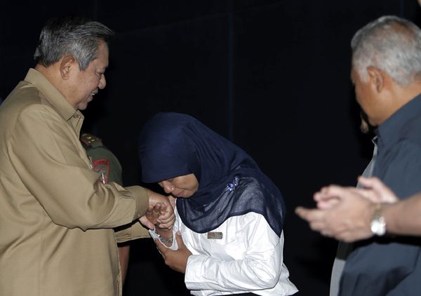 SBY Beri Beasiswa kepada Siswa Berprestasi