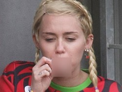 Miley Cyrus Kepergok Isap Ganja di Australia?