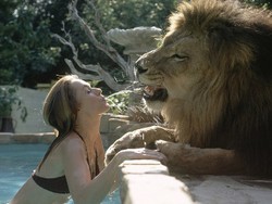 Hii... Melanie Griffith Pelihara Singa Saat Kecil, Ini Foto-fotonya