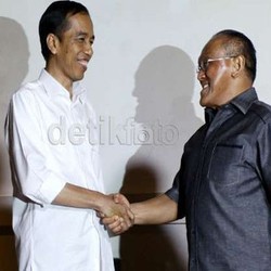 Ekonom UI Perkirakan Golkar Merapat ke Jokowi, Investor Tak Perlu Cemas