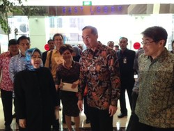 Masuk ke Toko Louis Vuitton, Mendag Lutfi Kaget Harga Selendang Rp 10 Juta