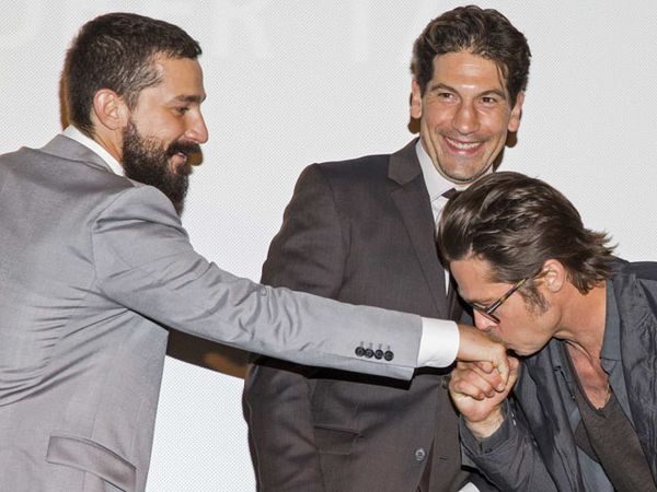 Brad Pitt Cium Tangan Shia LaBeouf di Premiere Fury