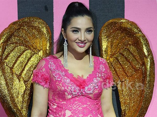 Ashanty Dibalut Dress Renda dan Berbulu Pink