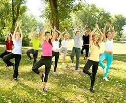 5 Panduan untuk Mencoba Yoga di Ruang Terbuka