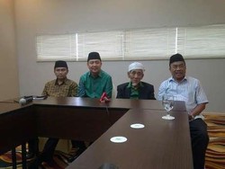 Diam-diam, Mbah Moen dan Kubu SDA Gelar Pertemuan di Jakarta