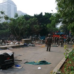 Ribuan Satpol PP Meratakan Kios Pedagang IRTI Monas Pakai Palu