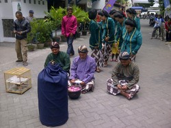 Belasan Warga Yogya Gelar Ruwatan di Depan Rumah Amien Rais