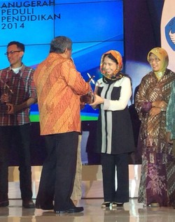 Mengabdi untuk Anak-anak, Istri Rhenald Kasali Dapat Penghargaan Mendikbud