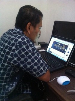 Begini Gaya Ulil Ber-skype Ria Kala Dicekal Malaysia