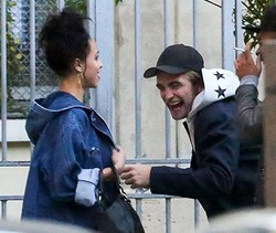 Robert Pattinson dan Kekasih Barunya Kencan di Paris