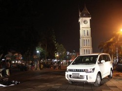 Di Pekanbaru, Beli Mobil Pakai Duit Dikarungin