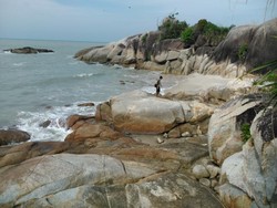 Serasa Kurcaci di Pantai Rambak, Bangka