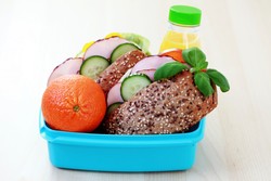 Saat Memilih Kotak Makan si Kecil, Perhatikan Hal Penting Ini