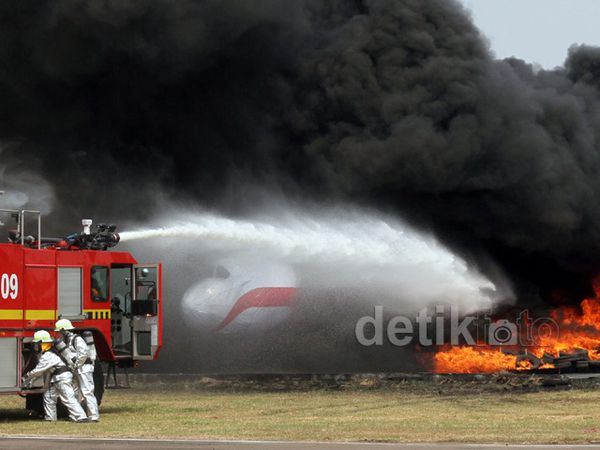 Simulasi Penanganan Kebakaran Pesawat