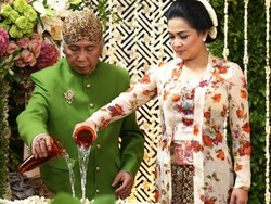 7 Sumber Mata Air dari Mekkah, 7 Rupa Bunga dan 7 Sesepuh untuk Siraman Nagita