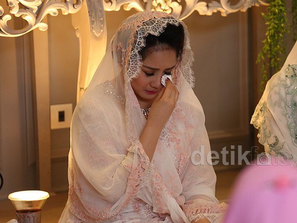 Nagita Slavina Tak Hentinya Menangis