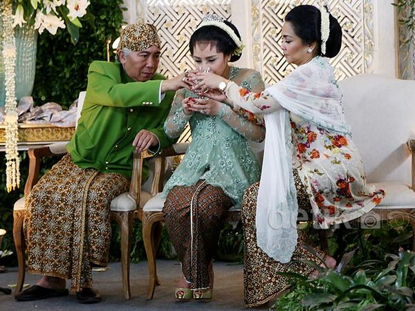 Prosesi Suap-suapan dan Lepas Ayam Jelang Pernikahan Raffi-Nagita